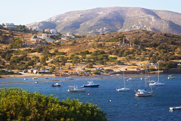 Παραλία Μαύρο λιθάρι στην Ανάβυσσο